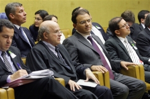 Marcus Vinicius (centro) acompanhou nesta quarta o julgamento da ADI 4357 no plenário do STF